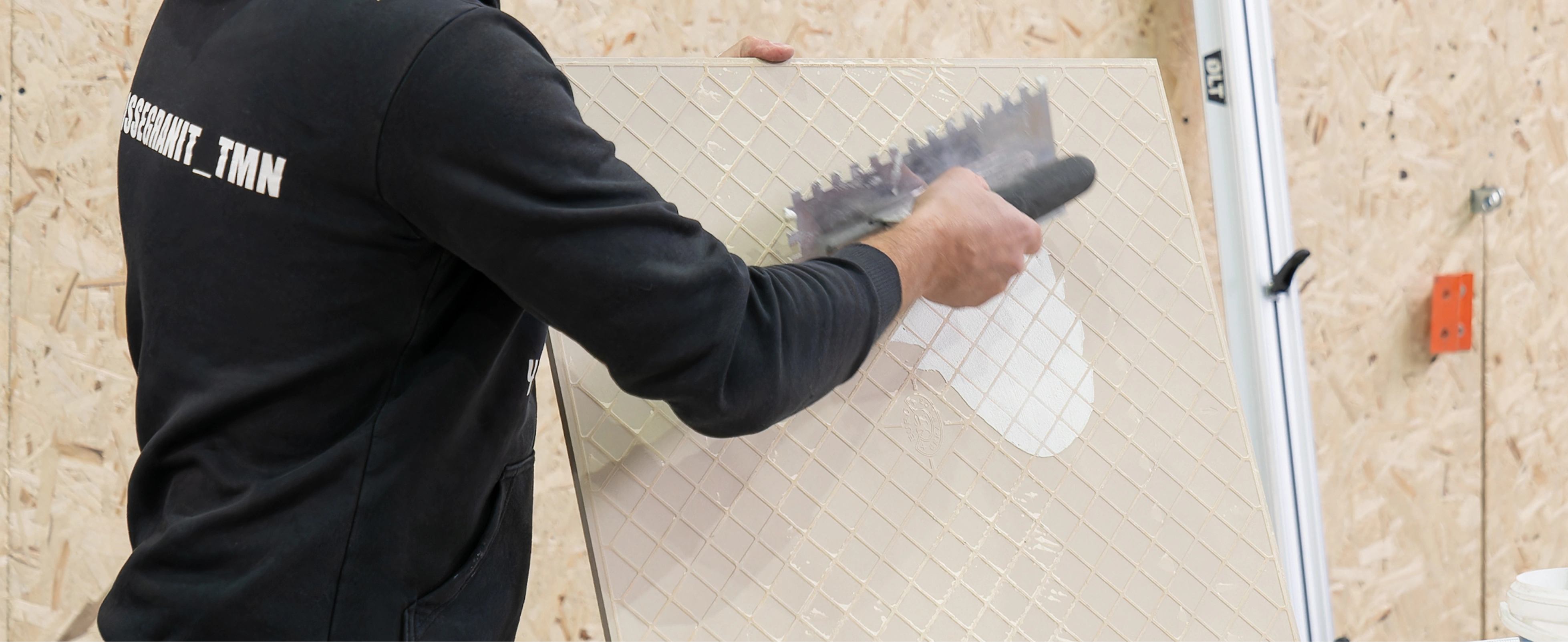 нанесение клея на плитку