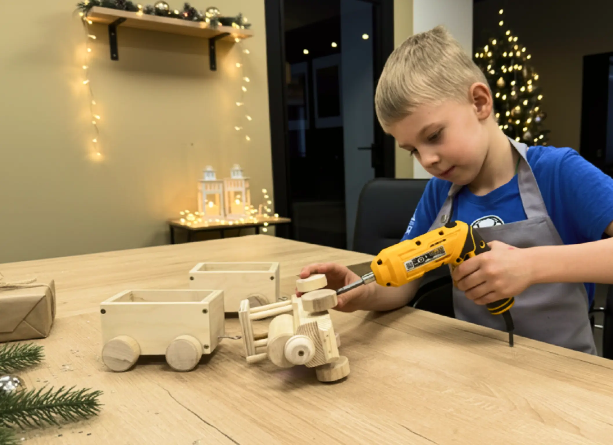 Паровозик из дерева